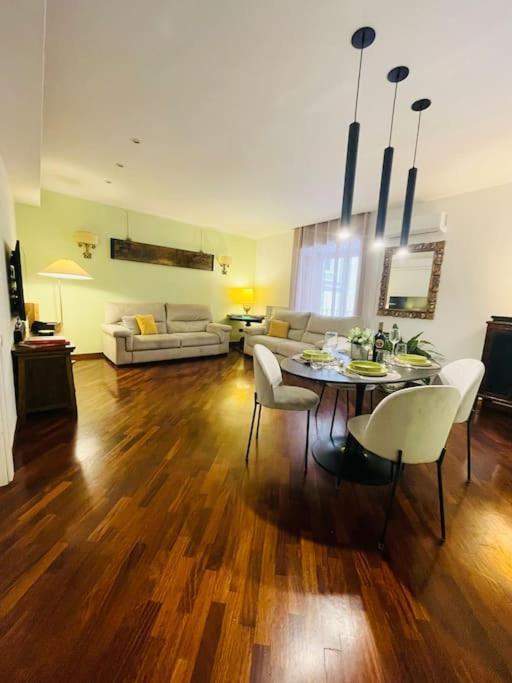Re Gallo Luxury Apartment Plebiscito In Via Chiaia เนเปิลส์ ภายนอก รูปภาพ