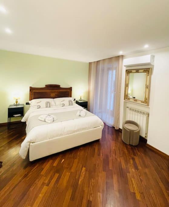 Re Gallo Luxury Apartment Plebiscito In Via Chiaia เนเปิลส์ ภายนอก รูปภาพ