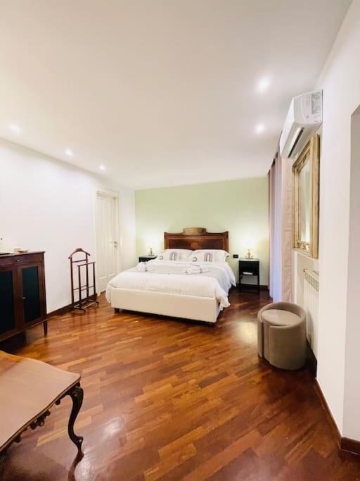 Re Gallo Luxury Apartment Plebiscito In Via Chiaia เนเปิลส์ ภายนอก รูปภาพ